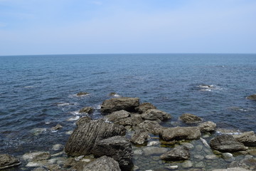 庄内海岸の岩場風景／山形県で庄内海岸の岩場風景を撮影した写真です。庄内海岸は非常にきれいな白砂と奇岩怪石の磯が続く、素晴らしい景観のリゾート地です。日本海トップランクのリゾート地として、五感の全てを満たす多くの魅力にあふれたエリアです。