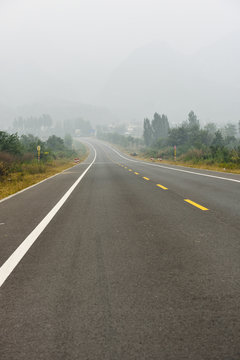 Haze and road 雾霾中的柏油马路