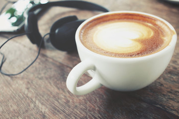 Earphone with coffee cup