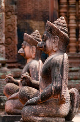 Obraz na płótnie Canvas Stone sculputure sitting in front of temple B