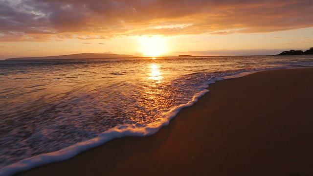 Beautiful Beach Sunset. Smooth Gliding Steadicam Motion. Sun Sets into Pacific Ocean Over Hawaiian Islands.