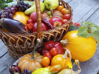 Две плетеные корзины с разнообразными овощами, ягодами, фруктами