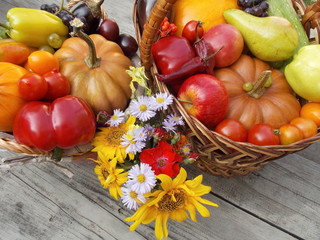 Корзины из ассорти овощей, фруктов, ягод и осенние цветы