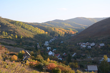 В тени склона. Осенние дачи.