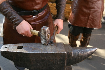 кузнец и наковальня.