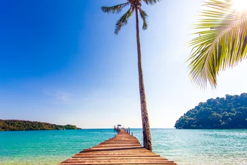 Runde Alu-Dibond Bilder Tropischer Strand Tourism Concept. Old wooden pier. paradise island
