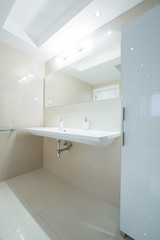 Fototapeta na wymiar Interior of a modern bright bathroom