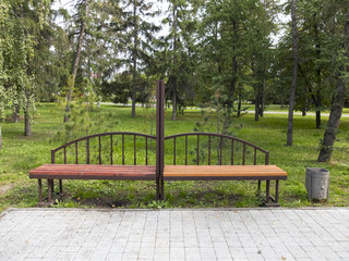 Две скамейки в парке