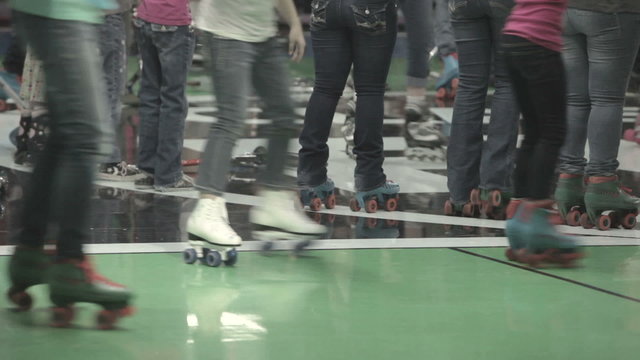 Teenagers dancing at rollerskate rink P HD 9508