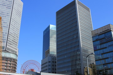大阪　梅田　ビジネス街と大阪駅とデパート