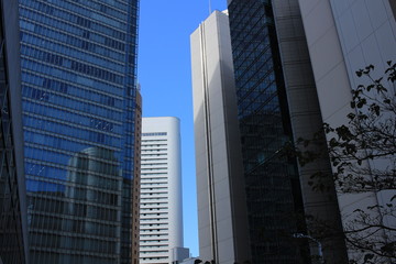 Fototapeta premium 大阪 梅田 ビジネス街と大阪駅とデパート