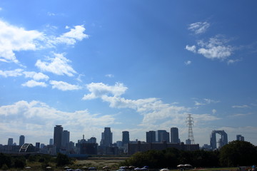 Fototapeta premium 大阪 梅田 ビジネス街と大阪駅とデパート