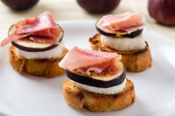 figs with cheese and prosciutto