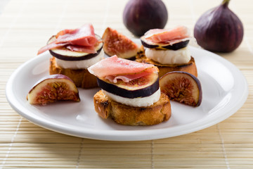 figs with cheese and prosciutto