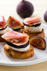 figs with cheese and prosciutto