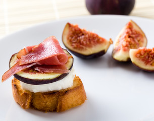 figs with cheese and prosciutto