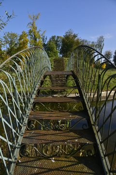 Le pont romantique en fer forg&eacute; mais rouill&eacute; acc&eacute;dant &agrave; l'ile du petit &eacute;tang au parc du ch&acirc;teau de Seneffe