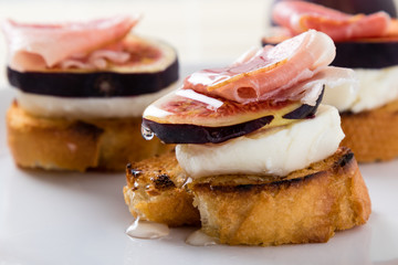 figs with cheese, prosciutto and honey