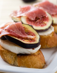 figs with cheese and prosciutto