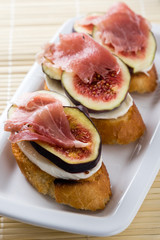 figs with cheese and prosciutto