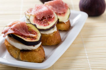 figs with cheese and prosciutto