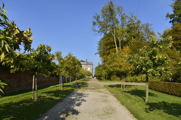 Promenade le long des jardins à l'anglaise du château de Seneffe en Hainaut 