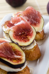 figs with cheese, prosciutto and honey