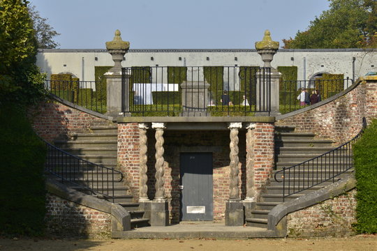 Double escaliers semi-circulaires au jardins du ch&acirc;teau de Seneffe en Hainaut