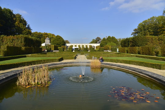 Le jardin &agrave; l'anglaise et l'une de ses pi&egrave;ces d'eau circulaires au ch&acirc;teau de Seneffe en Hainaut