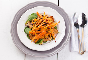 Tofu salad with carrots, spinach and sesame