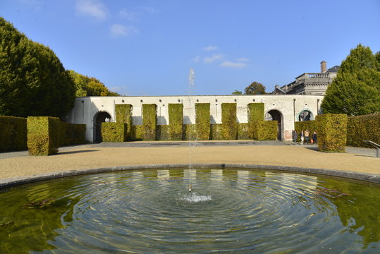 La fontaine de la pi&egrave;ce d'eau circulaire au jardin &agrave; l'anglaise du ch&acirc;teau de Seneffe en Hainaut