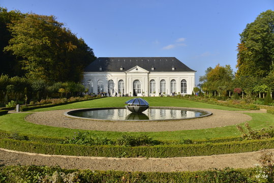 Le jardin avec sa fontaine en soucoupe devant l'orangerie du ch&acirc;teau de Seneffe en Hainaut