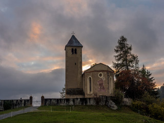 Fototapeta na wymiar Church in the Alps with the first snow of the season -3