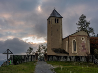 Fototapeta na wymiar Church in the Alps with the first snow of the season -4