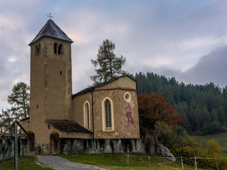 Fototapeta na wymiar Church in the Alps with the first snow of the season -5