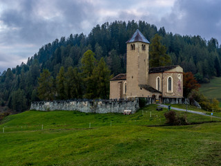 Fototapeta na wymiar Church in the Alps with the first snow of the season -6