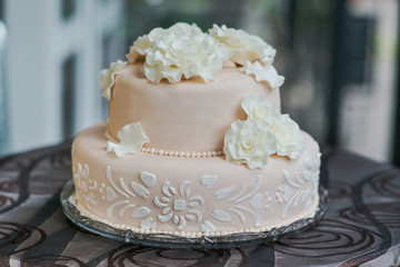 Obraz na płótnie Canvas Beautiful light pink and tasty wedding cake