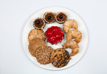 Talerz z ciastkmi na białym tle