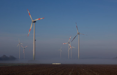 Windkraftanlagen im Morgennebel