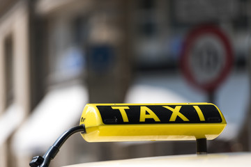 Taxi Schild Autodach