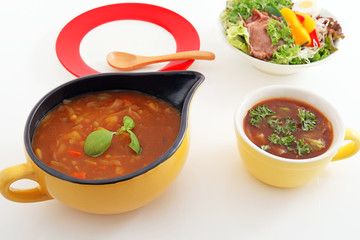 おいしそうなカレーとサラダ