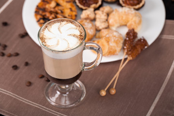 Kawa z mlekiem i ciastka