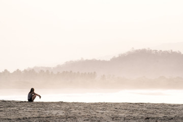 Mujer sentada en la playa