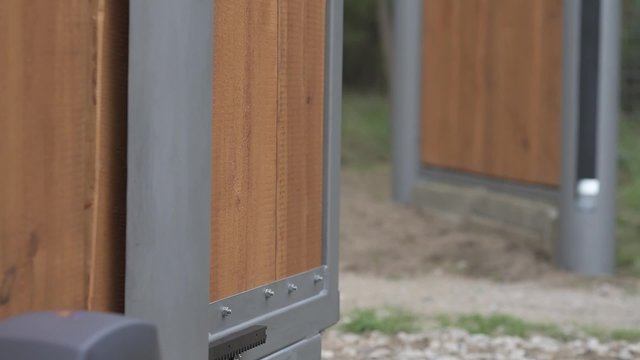 automatisch schliessendes Tor zur Sicherung des Grundstuecks