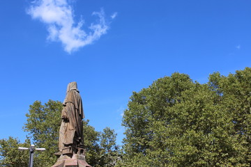 Rückansicht einer steinernen Statue