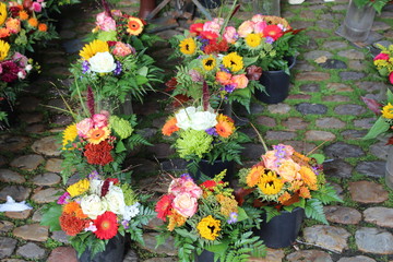 Fototapeta na wymiar Bunte Blumensträuße auf einem Markt