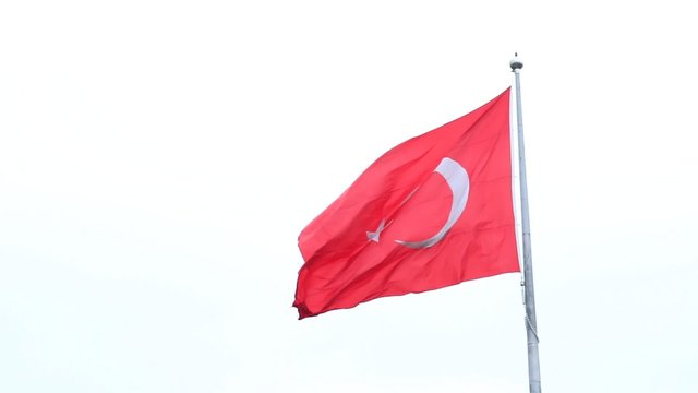 t&uuml;rk bayrağı g&ouml;ky&uuml;z&uuml;nde dalgalanıyor