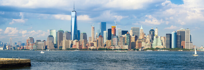 Hochauflösender Panoramablick auf die Skyline der Innenstadt von New York City vom Meer aus gesehen