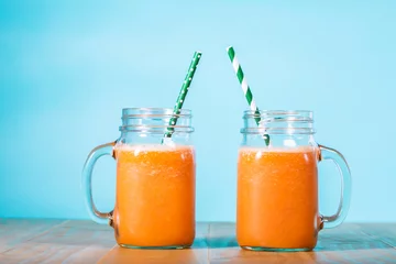 Crédence de cuisine en verre imprimé Jus Carrot juice in masons jars