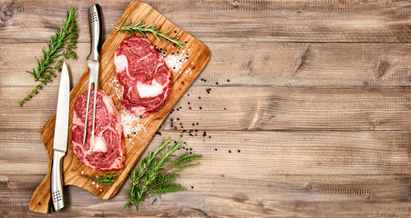 Rauw rundvlees steak vlees met kruiden en specerijen. Voedsel achtergrond